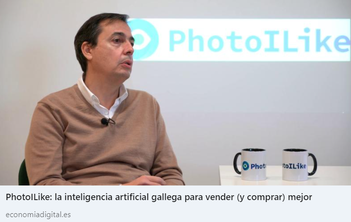 Manuel García en una entrevista con el logo de PhotoILike de fondo y dos tazas a la derecha.